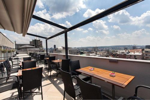 贝尔格莱德Prince Rooftop的市景阳台配有桌椅。