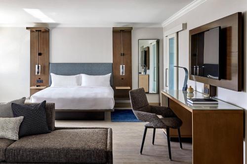 安纳海姆阿纳海姆万豪酒店的配有一张床和一张书桌的酒店客房