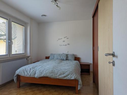 克拉尼Domen's cozy rentals的一间白色客房内的床铺卧室