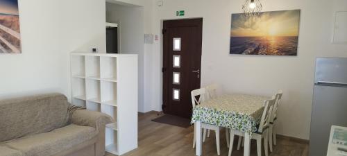 莫什尼卡德拉加Apartments Villa Elma的客厅配有桌子、椅子和沙发