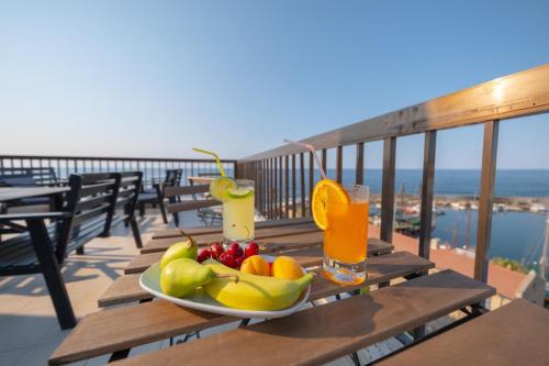 凯里尼亚Kyrenia British Harbour Hotel的阳台上的桌子上放着一盘水果