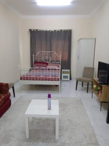 沙迦الخورى تاور的客厅配有床和茶几