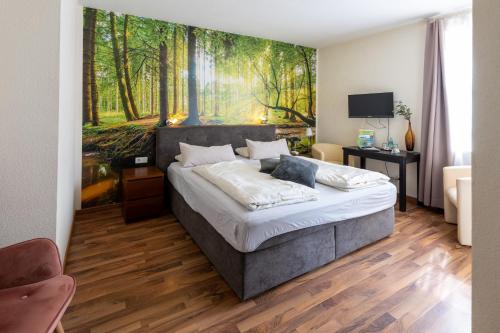 米尔滕贝格弗莱尔花园酒店的一间卧室配有一张壁画床