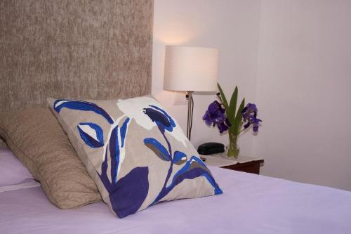 La Fortunadabadain的一间卧室配有一张带枕头和灯的床
