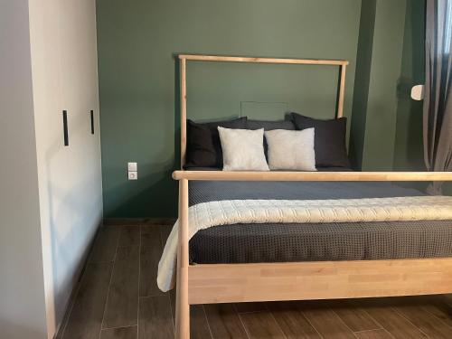 比雷埃夫斯Comfy 1Bdr apartment Netflix-WiFi的一张木架床