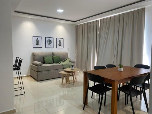 科连特斯Dptos Corrientes con cochera的客厅配有桌子和沙发