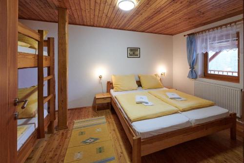 布兰斯科斯特拉卡特考恩酒店的一间卧室配有一张床和一张双层床。