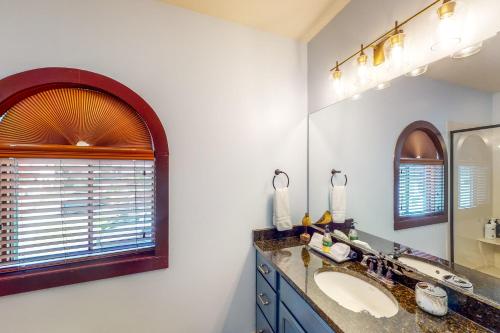 Eatonton Abruzzi - Villa C的一间带水槽和镜子的浴室