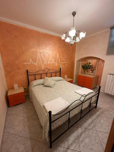 AviglianoB&b del corso的一间卧室配有一张床和一张图画墙