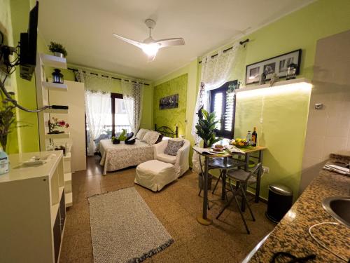 巴耶格兰雷伊梅萨公寓的厨房以及带沙发和桌子的客厅。