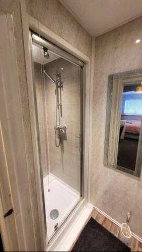 卢顿4 Bedroom 4 En Suite House Close to A5 & Whipsnade的带淋浴的浴室和玻璃门