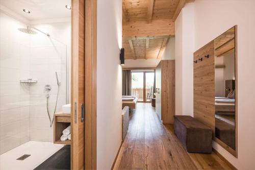 拉辛Gasthof Jaufensteg的一间带步入式淋浴间和卫生间的浴室