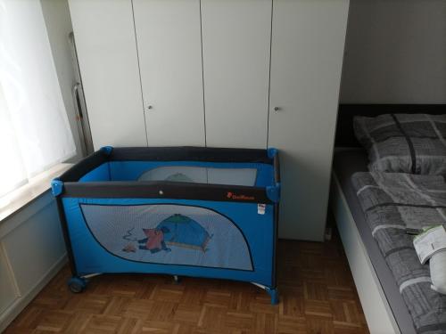 雷达-维登布吕克Willy und Gudrun的睡床旁卧室里的蓝色婴儿床