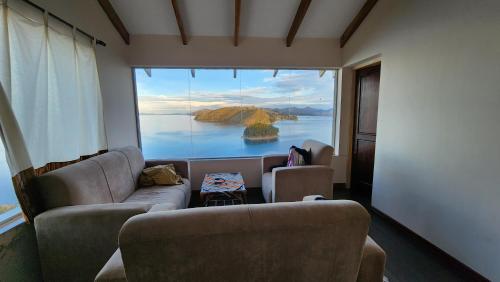 Comunidad YumaniInti Illimani Lodge的客厅享有大窗户的景色