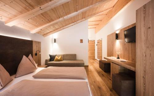 拉辛Gasthof Jaufensteg的酒店客房设有两张床和电视。