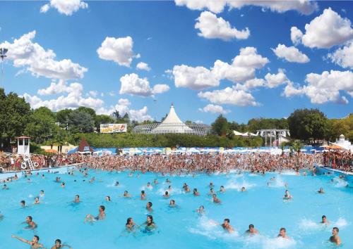 里米尼RiminiMare House的水上公园里一个大型游泳池里满是人