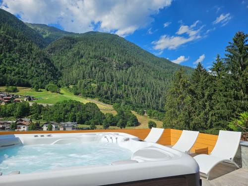 科姆梅扎杜拉Hotel Genzianella的山底甲板上的热水浴池