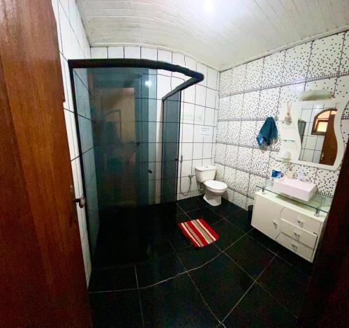 康赛瓦托利亚Recanto da roça的带淋浴、卫生间和盥洗盆的浴室