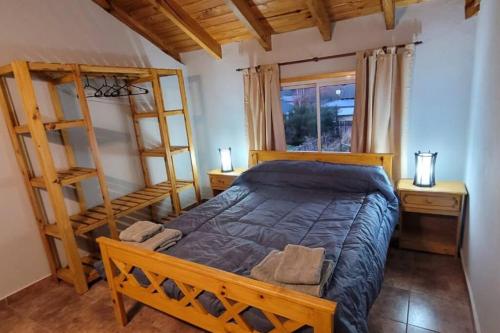 拉安戈斯图拉镇Blue House 5 Villa La Angostura的一间卧室配有一张床和两张双层床。