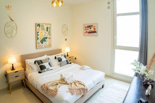 阿布扎比Your Luxurious 2BR Al Reem Escape at Mangrove Place的卧室配有一张白色的床,床上有毯子
