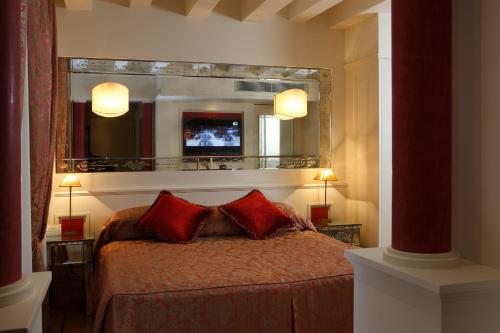 威尼斯Canaletto Luxury Suites - San Marco Luxury的一间卧室配有一张带大镜子的床