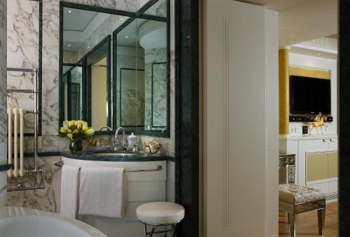 威尼斯Canaletto Luxury Suites - San Marco Luxury的一间带水槽和大镜子的浴室