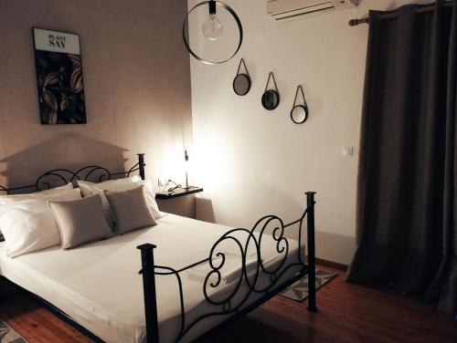 阿普索斯Buenavista apartment的一间卧室配有黑色床和白色枕头