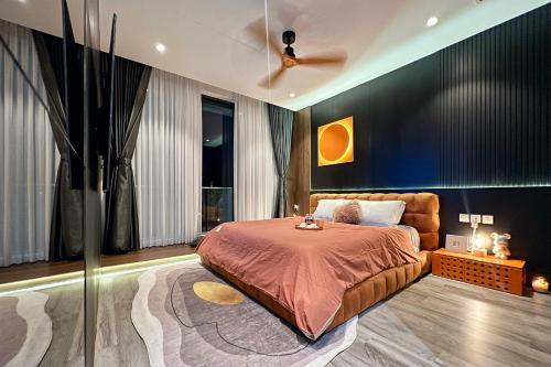 后川PLAYA Villa in Sanctuary Resort - 100m from Private Beach - New 2023的一间卧室配有一张床和吊扇