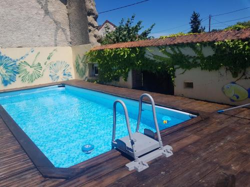 La Celle-sous-GouzonLe Miette, family house Sleeps 6的房屋中间的游泳池