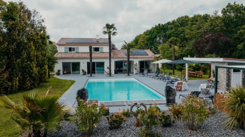 拉特斯特德布赫LA MAISON CACHEE-BA的享有带游泳池的房屋的空中景致