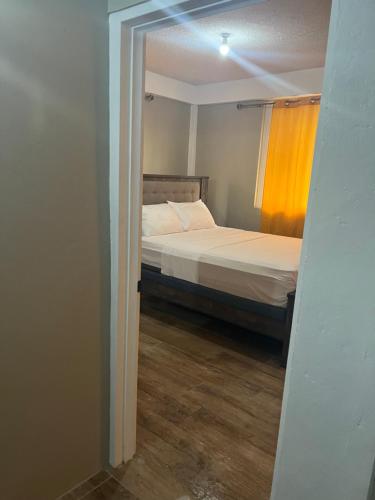 Paix Bouche2Bedroom Vacation Home的一间小卧室,配有床和窗户