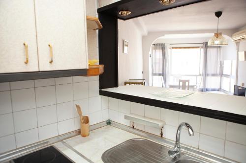 阿尔加罗沃Apartment with see view的厨房配有水槽和台面