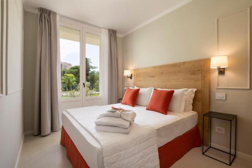 努马纳Borgopetra Resort的一间卧室配有带毛巾的床