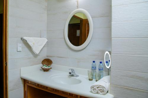 里约杜尔塞Banana Palms Hotel的一间带水槽和镜子的浴室