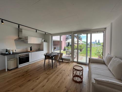 康斯坦茨Urban Lodges - Studio Apartments am Seerhein的客厅配有沙发和桌子