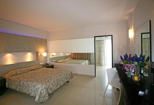 科斯镇太阳宫度假Spa酒店的酒店客房,配有床和镜子