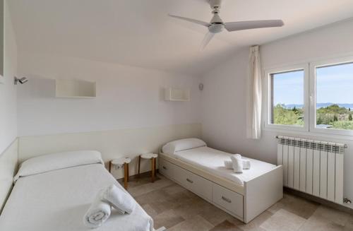 La AranjasaVilla Can Bellmunt的一间卧室设有两张床和窗户。