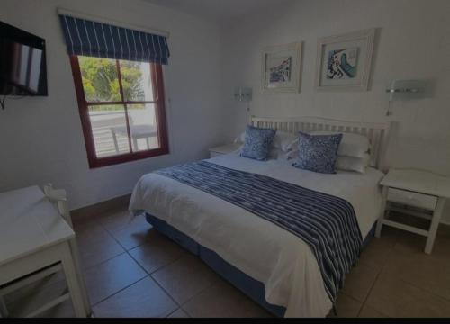 兰格班Kaliva 394, Club Mykonos的一间卧室设有一张大床和窗户