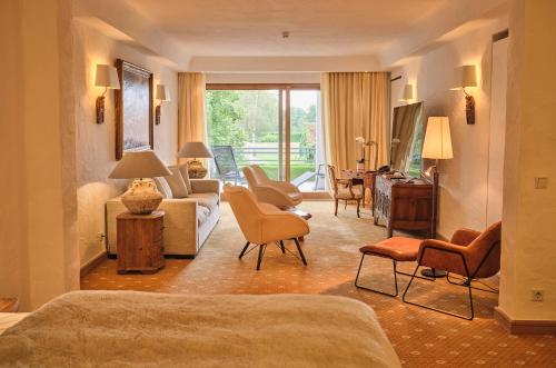 布尔格BLEICHE RESORT & SPA的一间卧室设有客厅,配有沙发和椅子