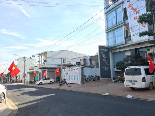 邦美蜀Manh Hung Hotel的停在大楼前的一条有白色货车的街道