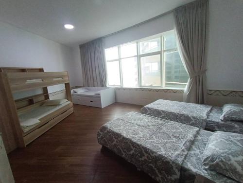 阿吉曼شقة كبيرة وفخمة large and luxury two bedroom的酒店客房设有两张床和窗户。