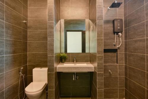 马六甲Elshape Holiday HOME的一间带水槽、卫生间和镜子的浴室