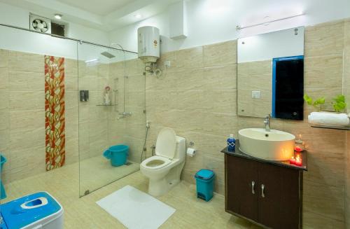 新德里Sukoon Farm Stay的浴室配有卫生间、盥洗盆和淋浴。