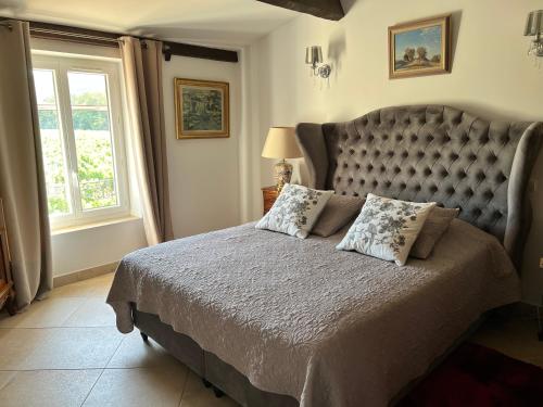 耶尔克拉派尔城堡度假屋的一间卧室设有一张大床和一个窗户。
