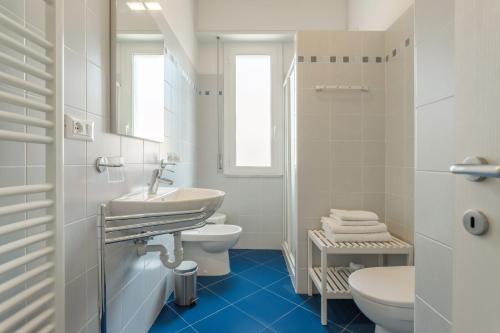 皮特拉利古Residence Mizar的白色的浴室设有水槽和卫生间。