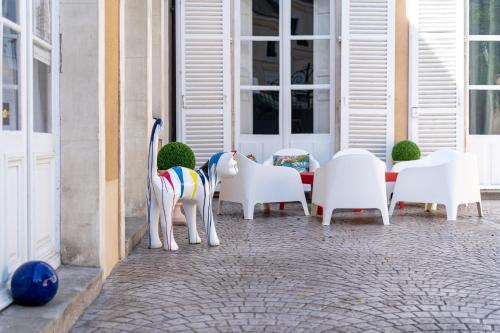 勒芒Le Henri IV的庭院里摆放着几把椅子和桌子