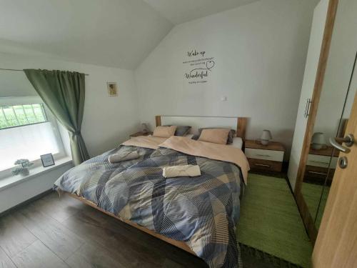LjubnoApartmaji Ribic的一间带床的卧室,位于带窗户的房间内