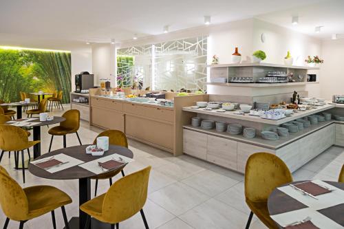 巴多利诺PRADA' Home Eco Suites的一间带桌椅的餐厅和一间厨房