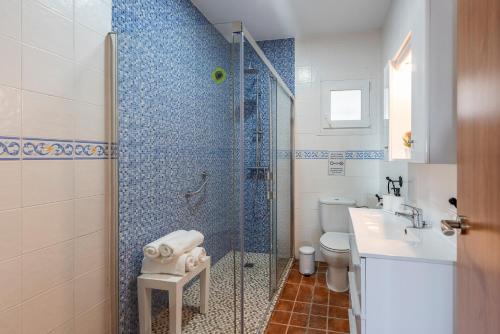 孔佩塔Cortijo Las Vistas的带淋浴、卫生间和盥洗盆的浴室
