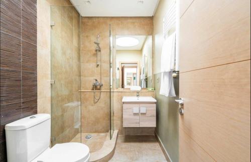 BouskouraVilla Eden luxe的浴室配有卫生间、淋浴和盥洗盆。